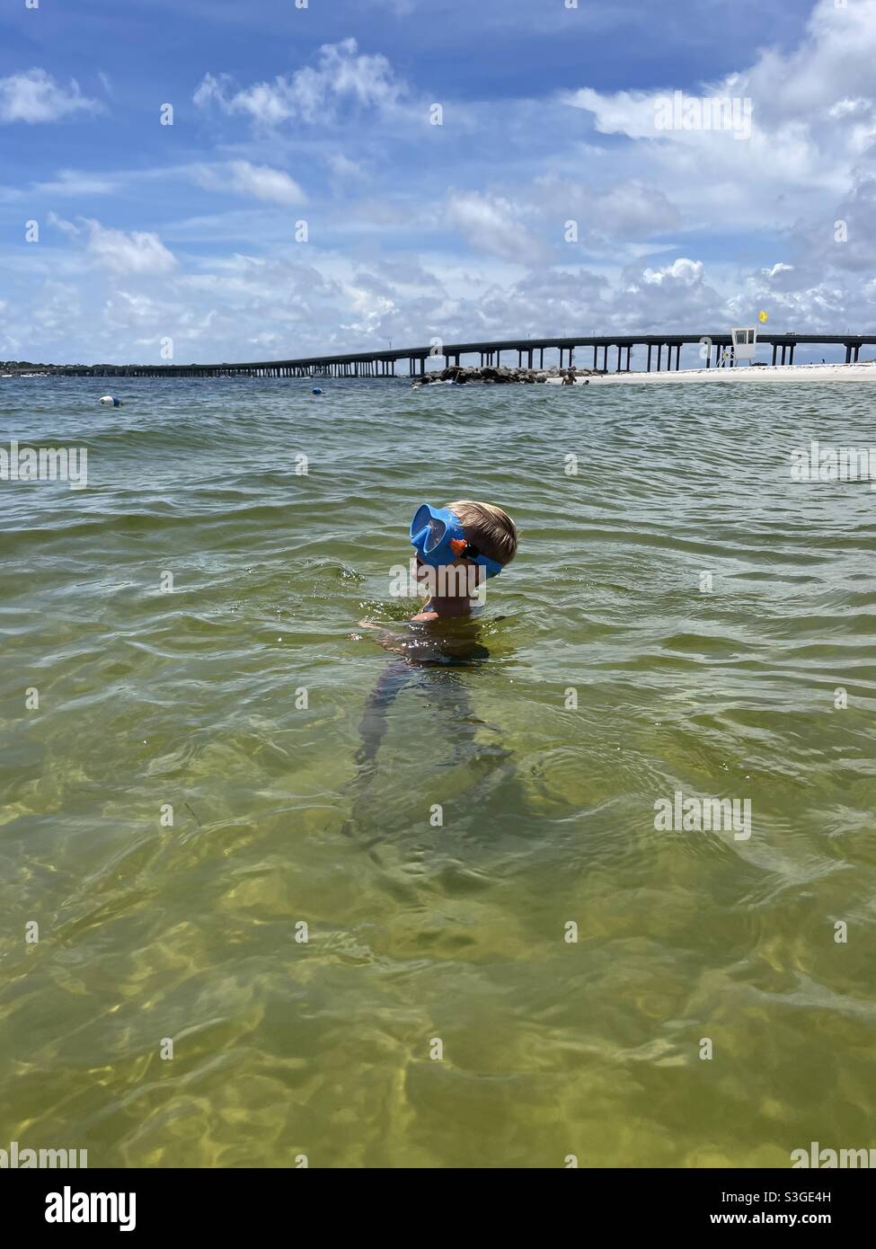 Ragazzo in oceano con maschera per lo snorkeling Foto Stock