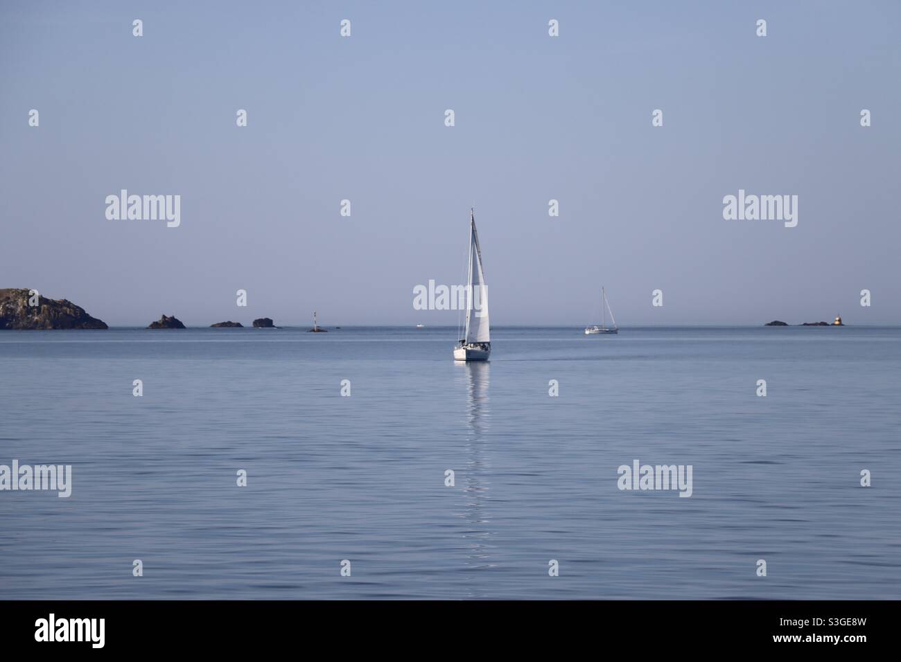 Vela sull'Oceano Atlantico in Bretagna, Francia - Immagine stock catturata con smartphone