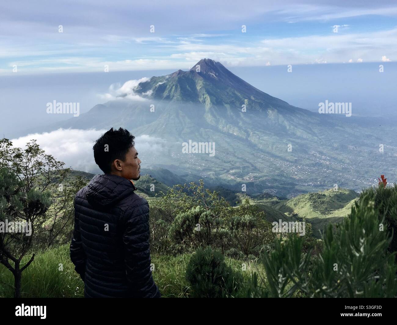 Vista dello spettacolare Monte Merapi dal Monte Merbabu Indonesia Foto Stock