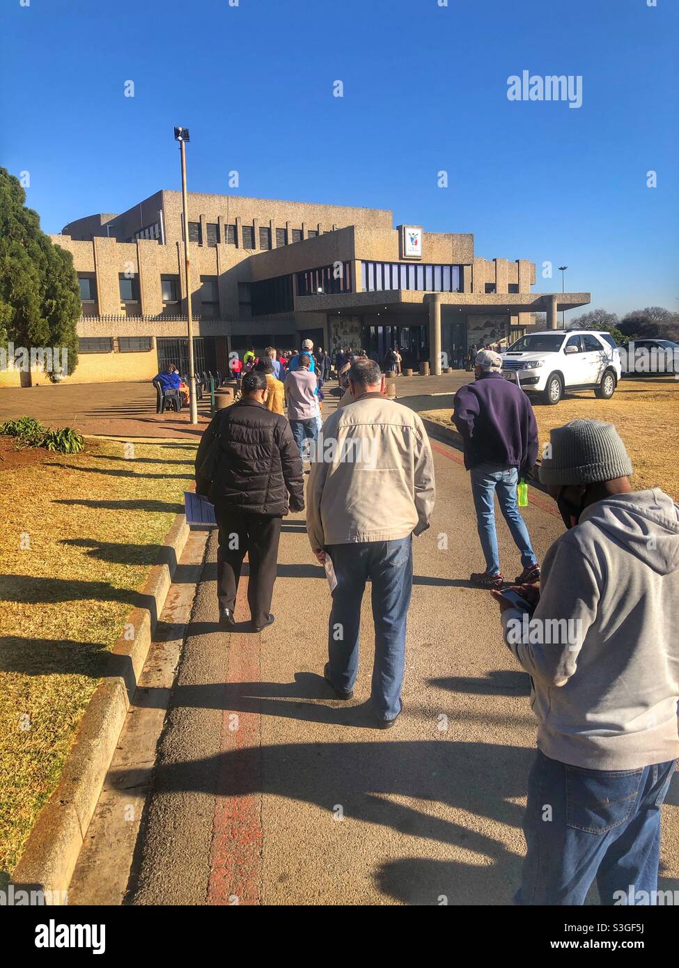 Primo giorno delle 50-59 vaccinazioni in Sud Africa. Tutte queste persone ricevono il vaccino Pfizer al Centro Civico di Boksburg. - Immagine stock catturata con smartphone