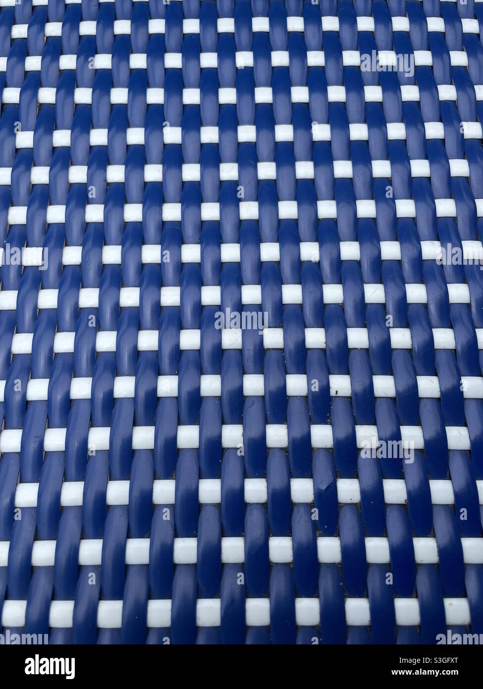 Sfondo astratto di vimini dalle tessite blu e bianche Foto Stock