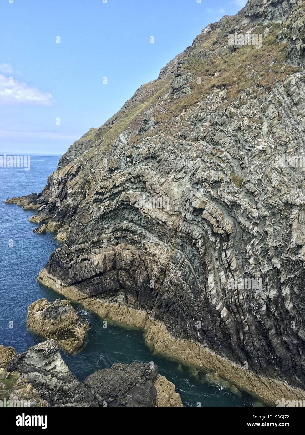 Le rocce più antiche del mondo, le scogliere marine di Anglesey, Galles del Nord, parte di un sito patrimonio mondiale dell'umanità Foto Stock