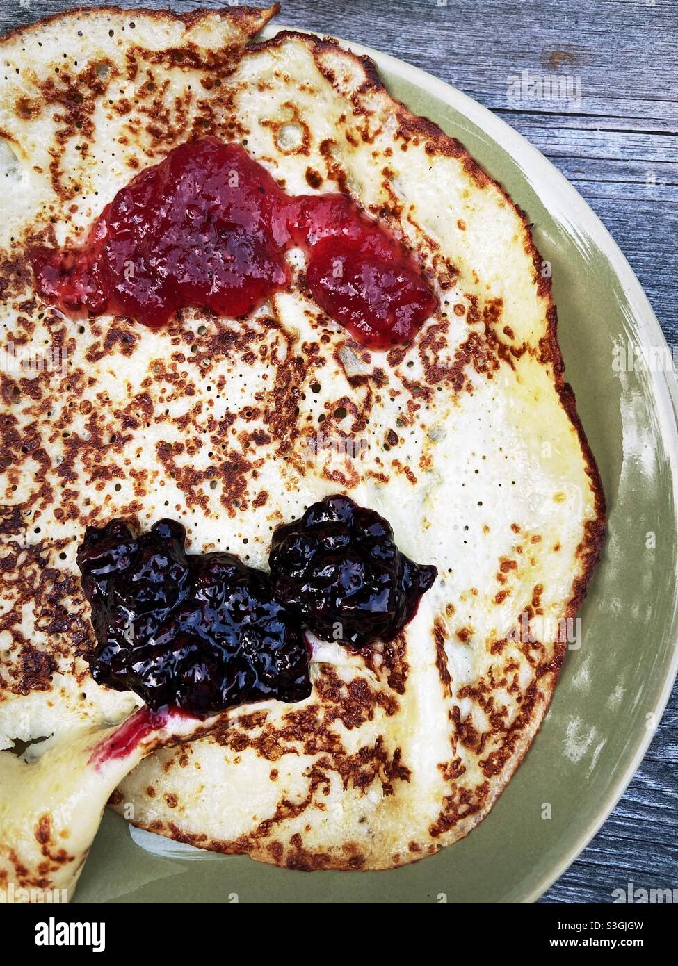 Pancake con due marmellate Foto Stock