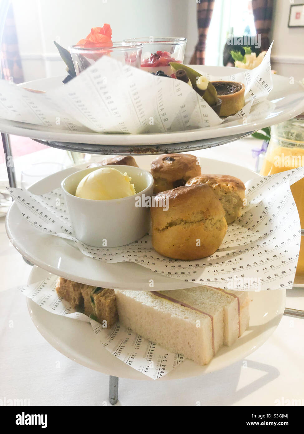 Supporto per torte con panini e torte per un tè pomeridiano inglese. Foto Stock