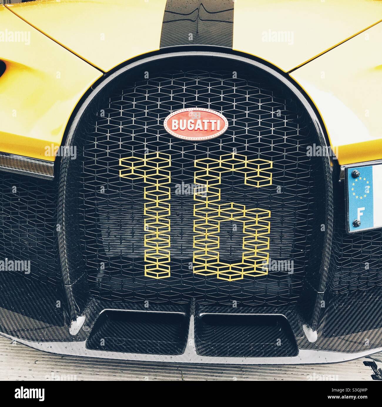 Il Bugatti Chiron pur Sport Front Grill presenta il numero 16 al Goodwood Festival of Speed 2021 - Immagine stock catturata con smartphone
