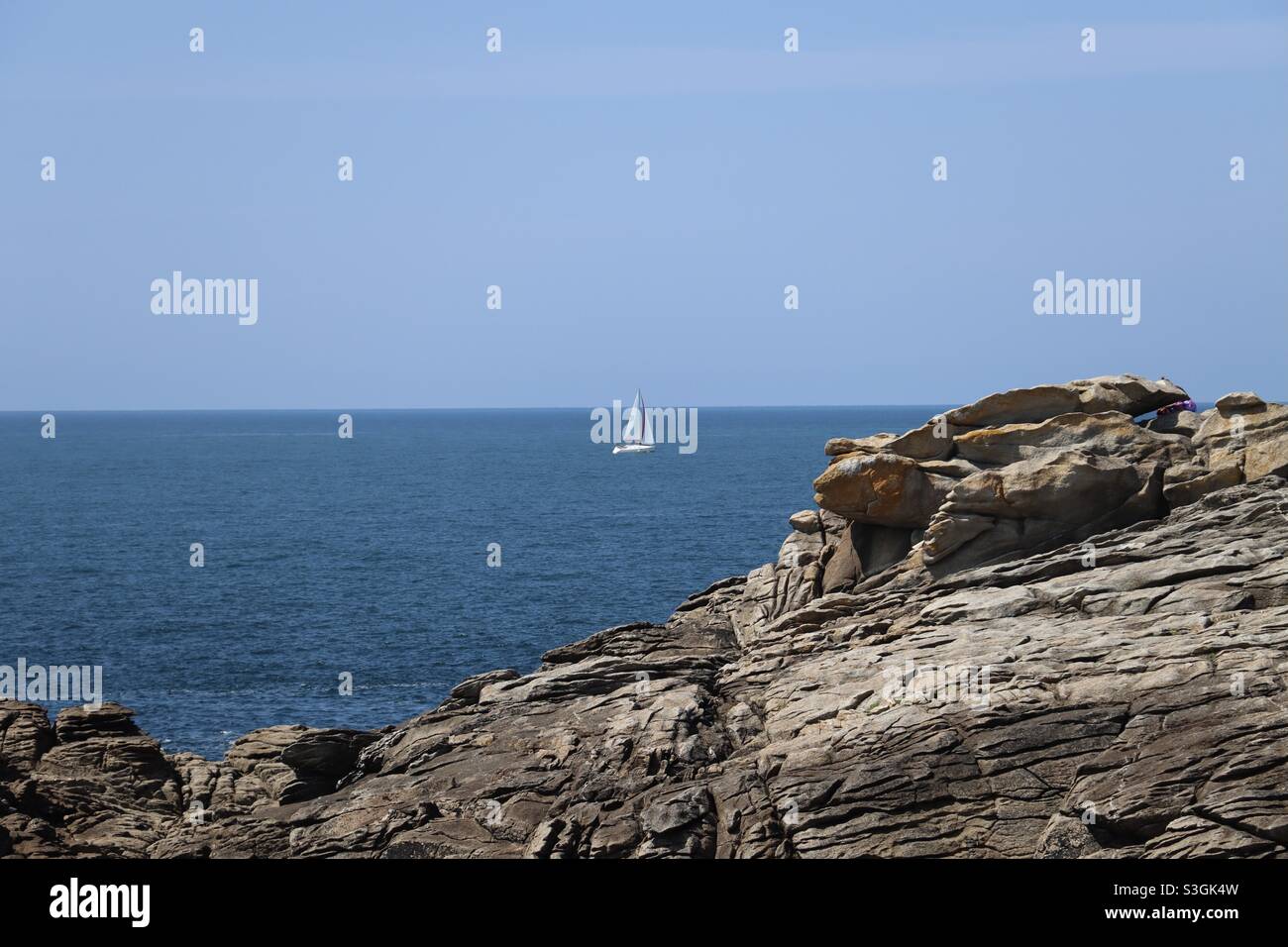 Vela e pesca sull'Oceano Atlantico nella baia di Quiberon in Bretagna, Francia - Immagine stock catturata con smartphone