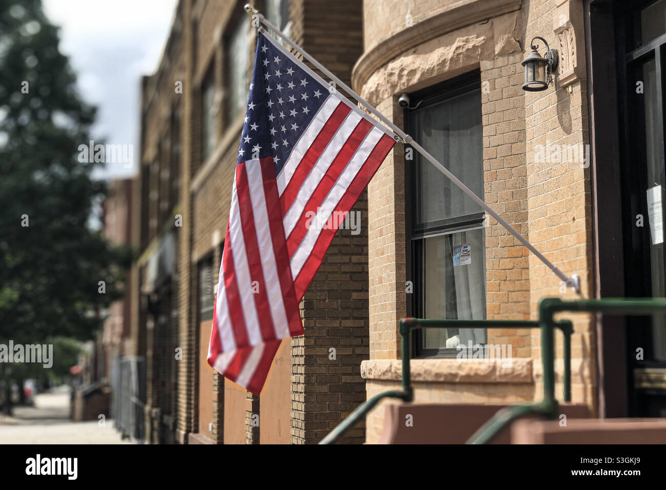 Bandiera americana alla porta di una casa cittadina nel quartiere di Windsor Terrace a Brooklyn, New York Foto Stock