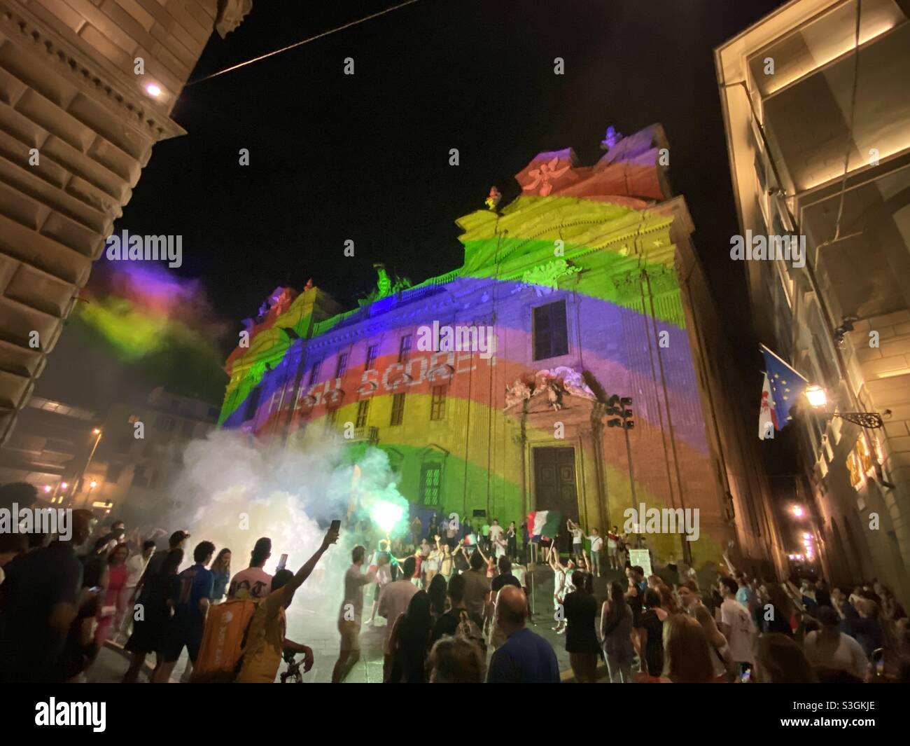 Celebranti e festaioli davanti al complesso di San Firenze a Firenze, Italia, dopo la vittoria italiana sull'Inghilterra nel Campionato europeo di calcio della Lega 2020 (EUFA 2020) Foto Stock