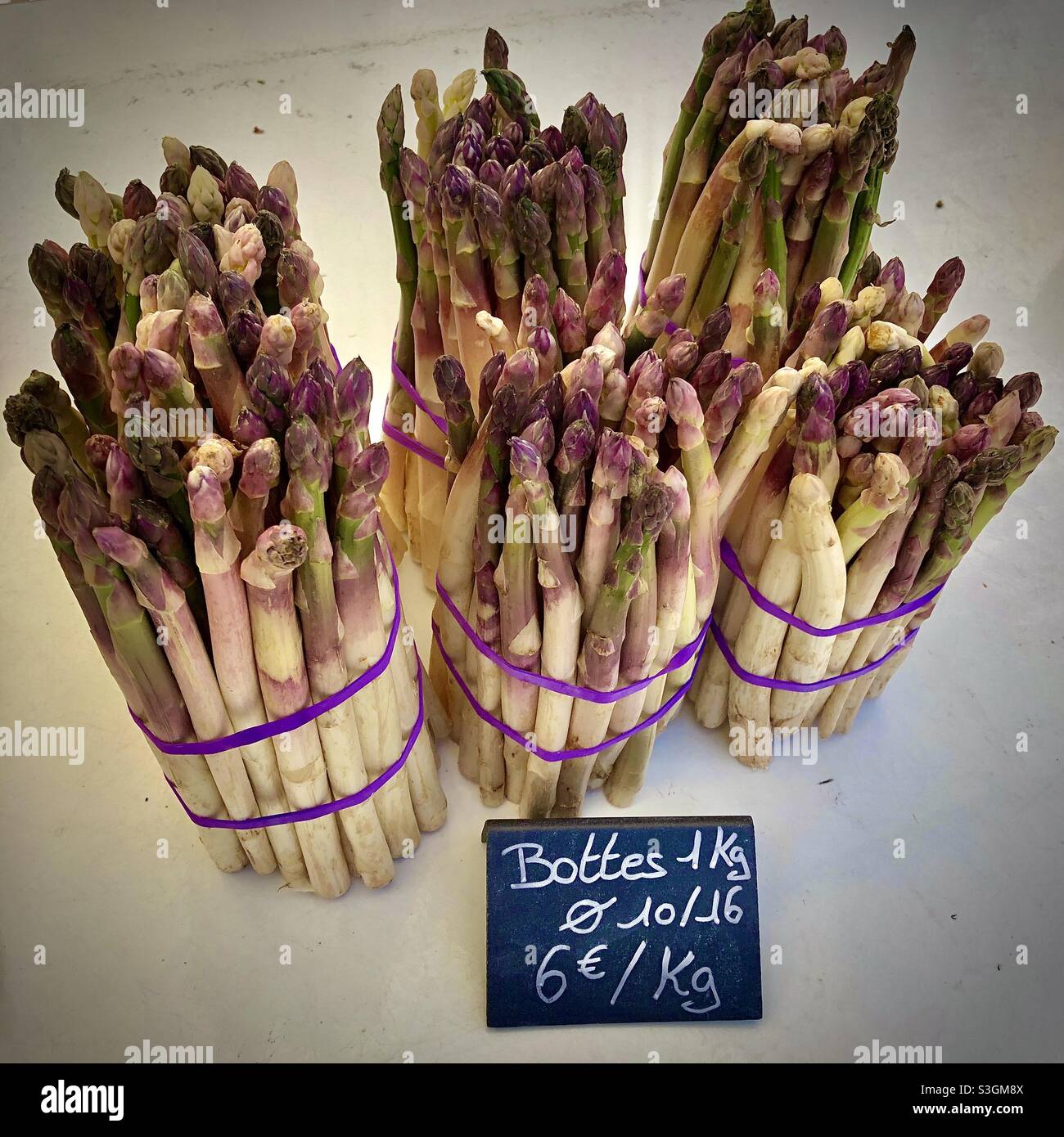 Grappoli di Asparagi freschi in bancarella di mercato - Francia. Foto Stock