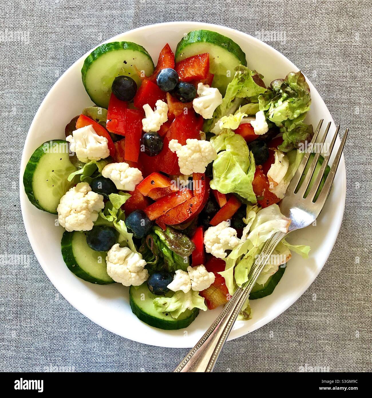 Pranzo con insalata fresca fredda. - Immagine stock catturata con smartphone