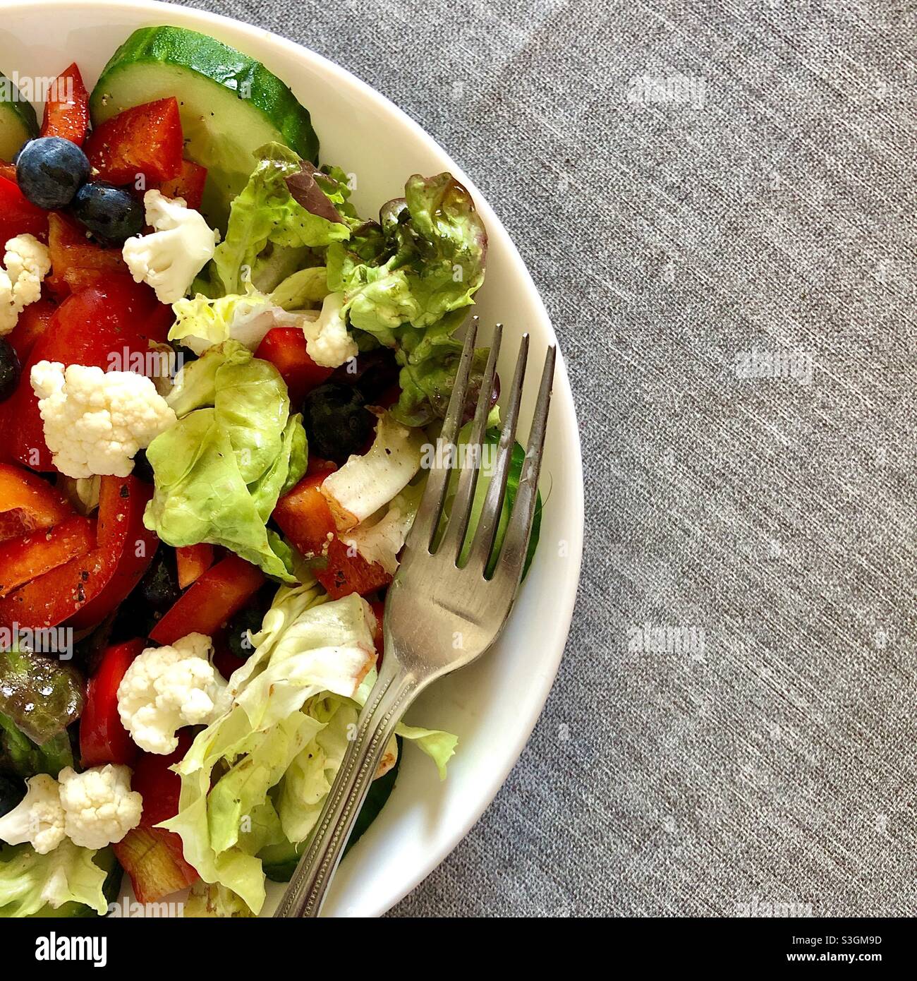 Piatto di verdure fresche per un pranzo sano. - Immagine stock catturata con smartphone