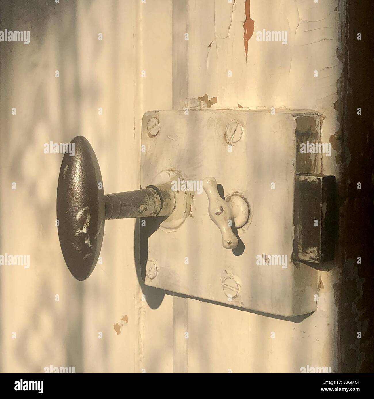 Vecchia serratura interna della portiera. Foto Stock