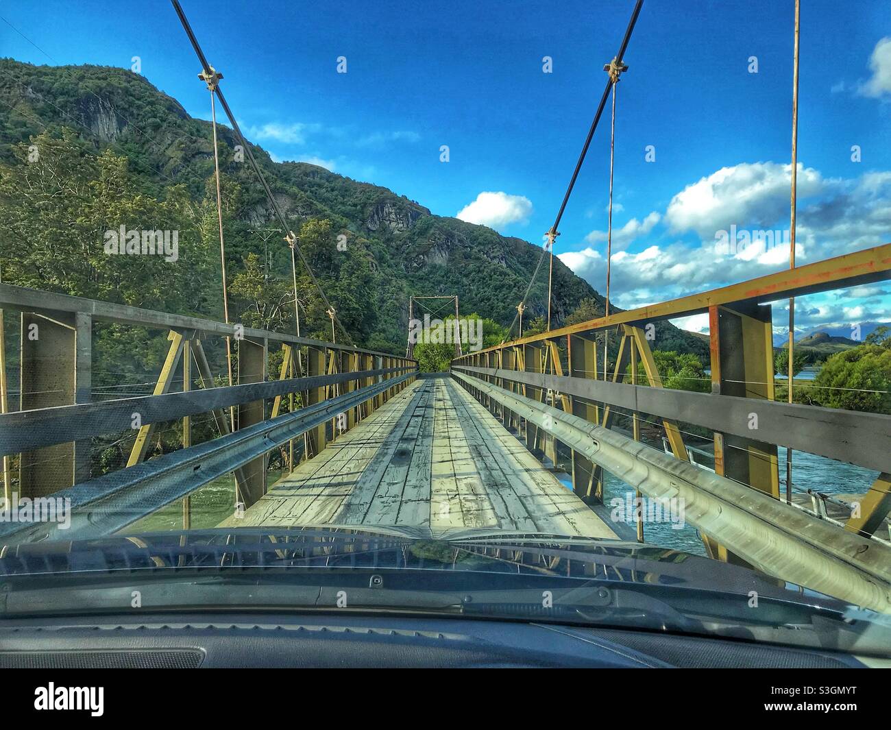 Attraversando un ponte di legno a una corsia vicino al lago Wanaka, South Island, Nuova Zelanda - Immagine stock catturata con smartphone