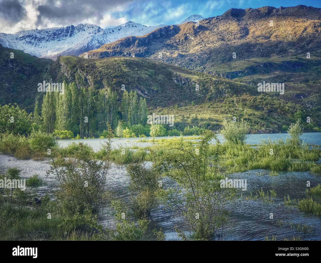Vista panoramica della remota riva occidentale del lago Wanaka, Isola del Sud, Nuova Zelanda - Immagine stock catturata con smartphone
