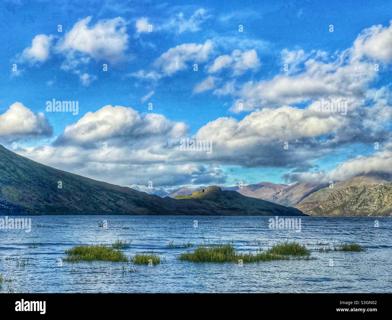 Vista panoramica sul lago Wanaka sotto un cielo nuvoloso, Isola del Sud, Nuova Zelanda - Immagine stock catturata con smartphone