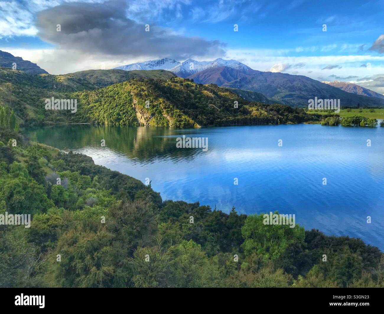 Vista panoramica sulla baia di Glendhu, sul lago Wanaka, sull'isola del sud, sulla Nuova Zelanda - Immagine stock catturata con smartphone