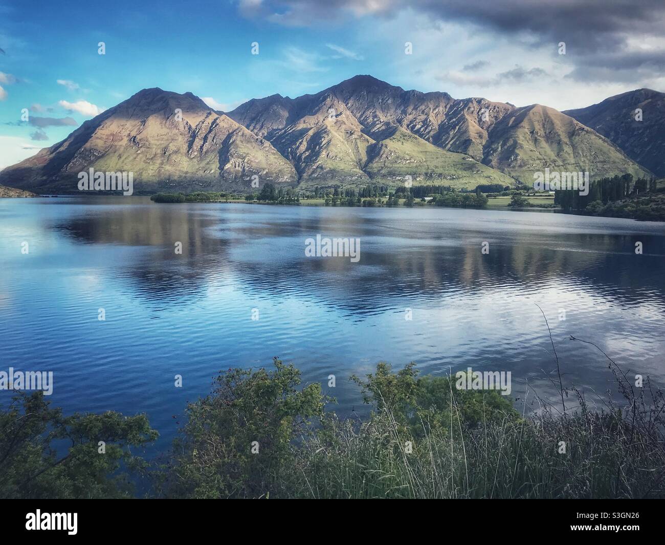Glendhu Bay, il lago Wanaka, Isola del Sud, Nuova Zelanda - Immagine stock catturata con smartphone