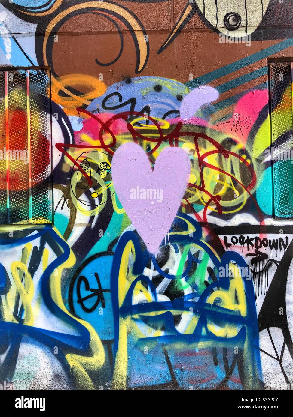Arte urbana di strada nel vicolo Graffiti nel centro di Toronto. - Immagine stock catturata con smartphone