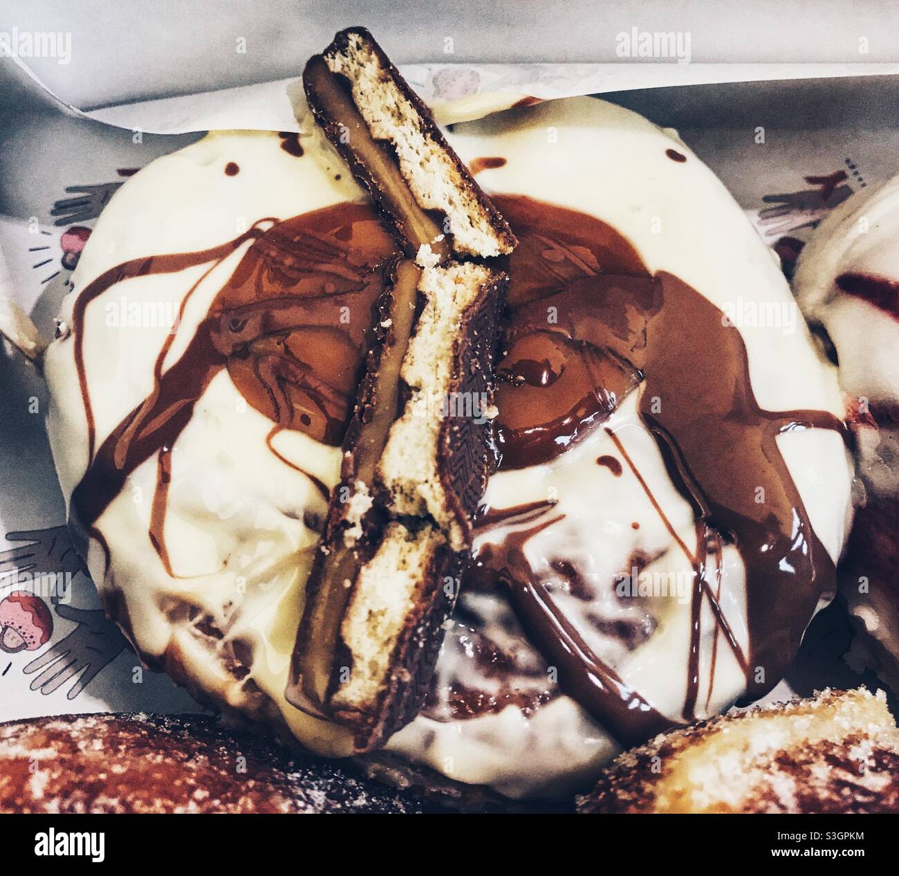 Twix Donut con uno smalto lucido - Immagine stock catturata con smartphone