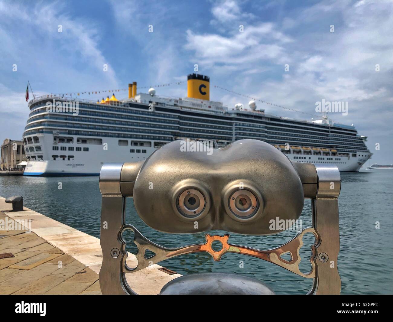 Binocoli a gettoni che puntano verso la nave da crociera Costa Luminosa, Trieste, Italia - Immagine stock catturata con smartphone