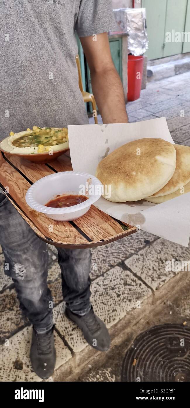 Ciotola di Hummus fresco al ristorante Abu Kamel Hummus nel quartiere cristiano nella città vecchia di Gerusalemme. Foto Stock