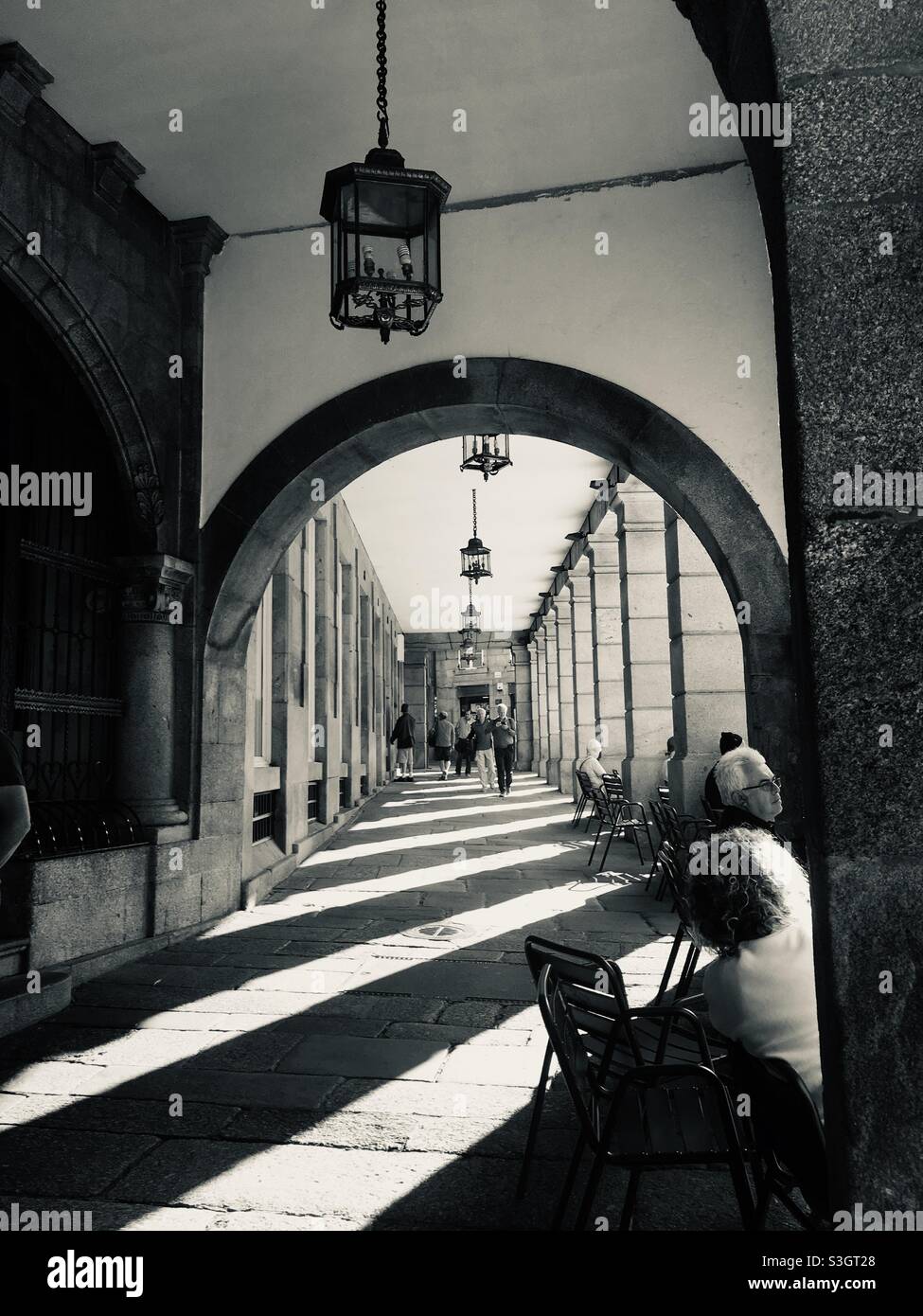 Porticato esterno con ombre. Santiago de Compostela, Spagna. Foto Stock