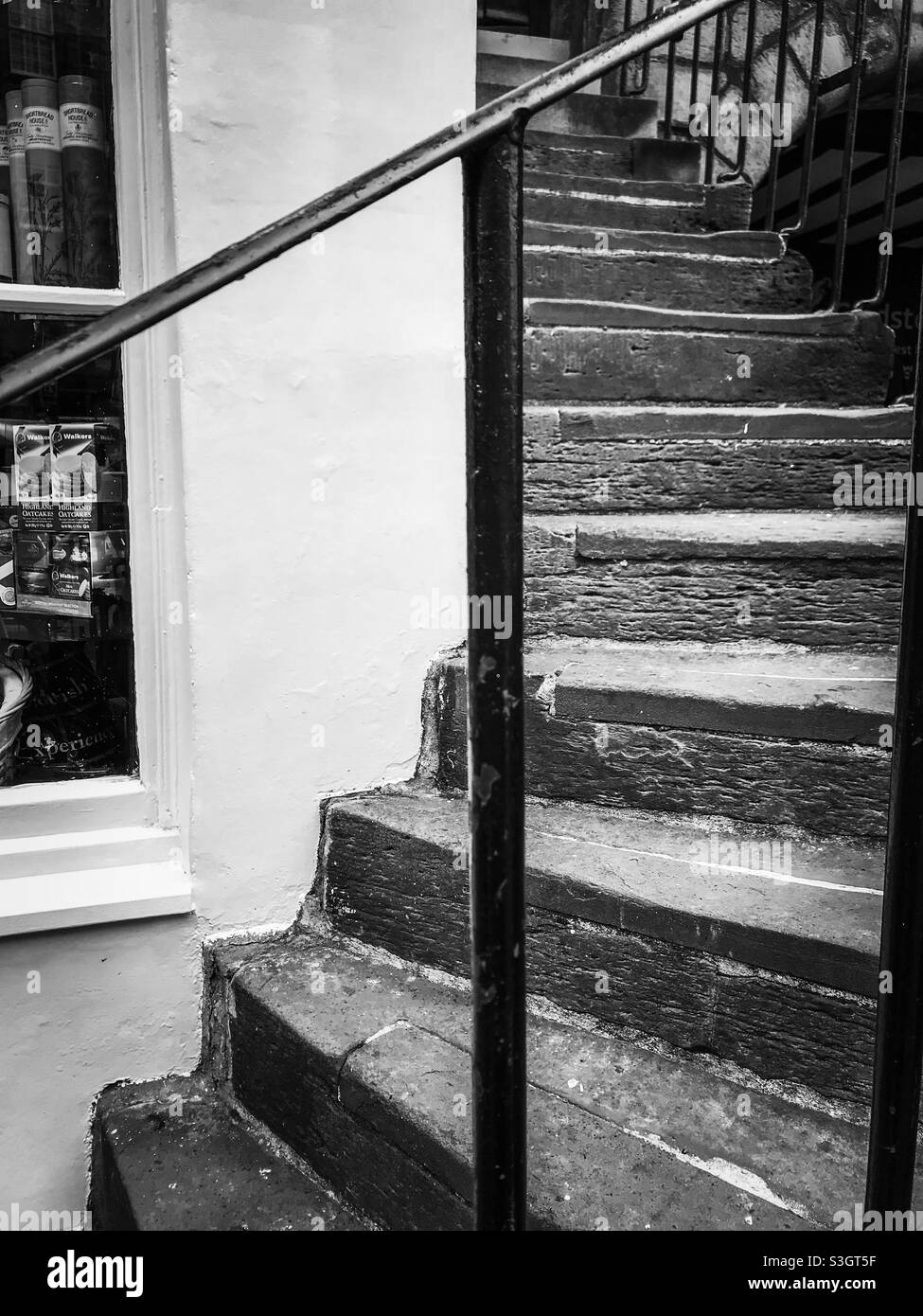 Passi al primo livello, Royal Mile, Edimburgo - Immagine stock catturata con smartphone