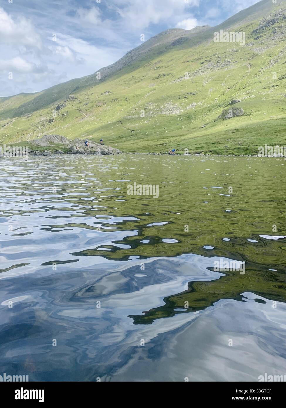 Riflessioni a grisedale tarn Foto Stock