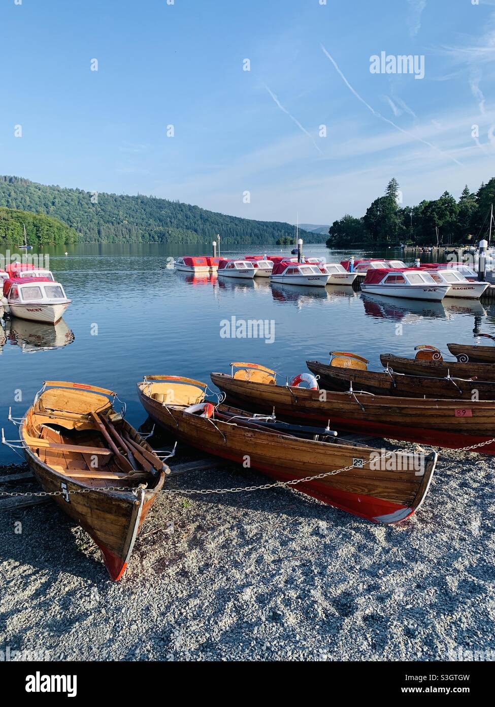 Barche allineate sulla riva a Windermere Foto Stock