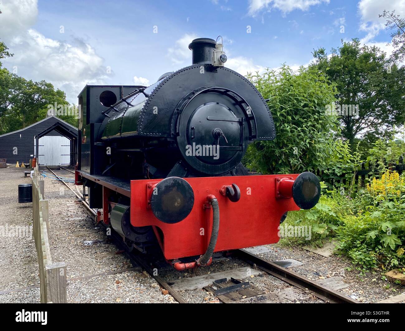 Locomotiva del treno a vapore: Bagnall 0-4-0ST w/No.2565 ‘Nick’ in mostra davanti al capannone del motore presso la Ferrovia leggera Mid-Suffolk, Wetheringsett, Suffolk Foto Stock