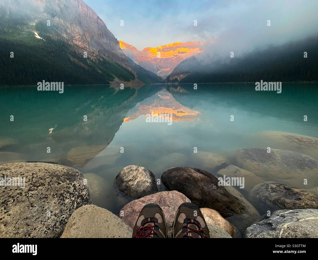 Piedi al bordo di un lago Louise Sunrise Foto Stock