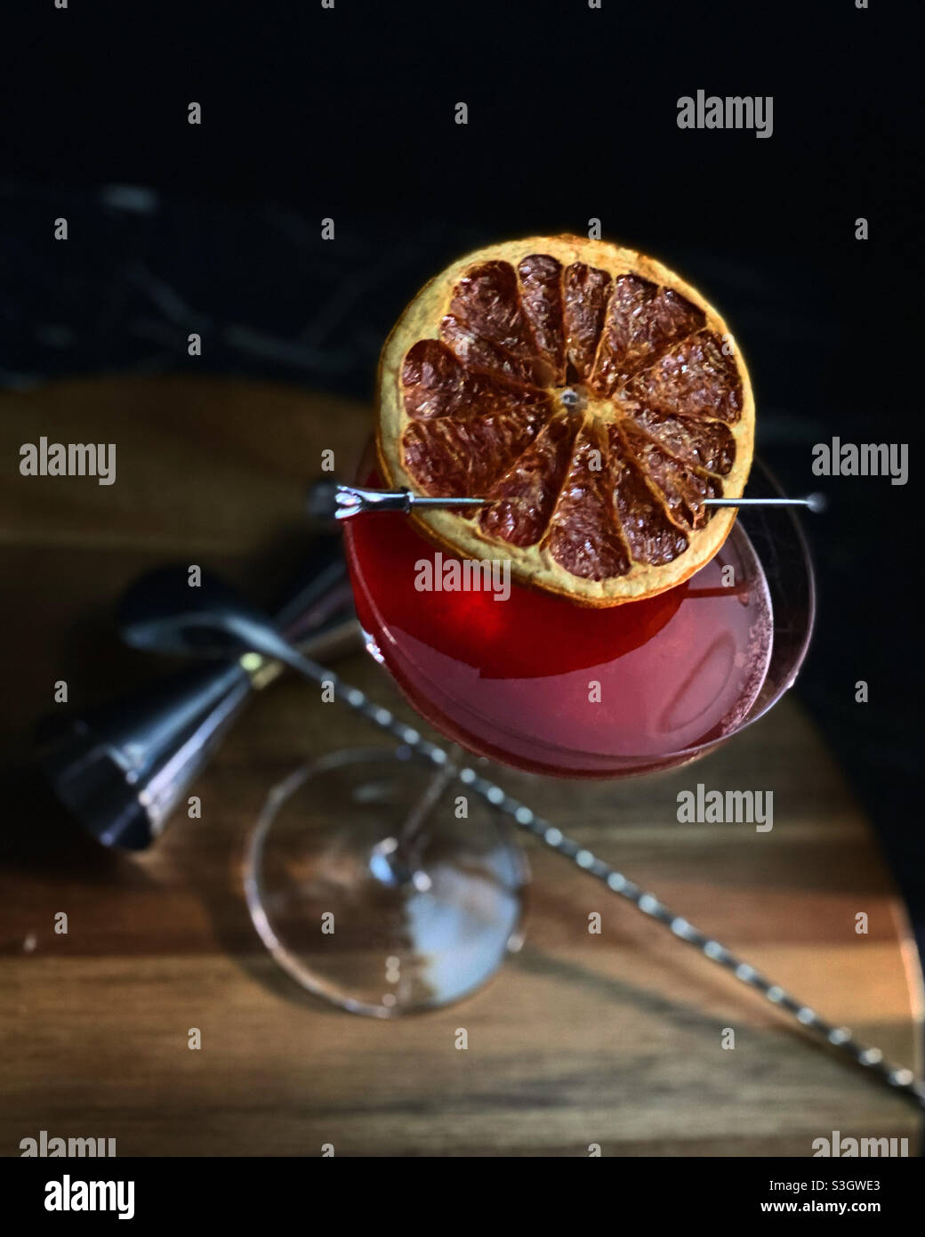 Cocktail rosso fatto in casa. Foto Stock