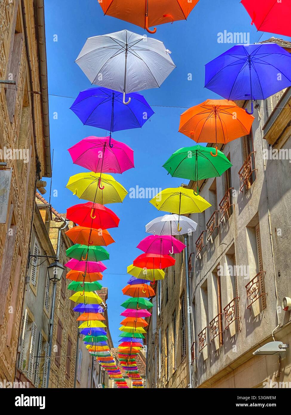 Ombrelli colorati in Excideuil Francia Foto Stock