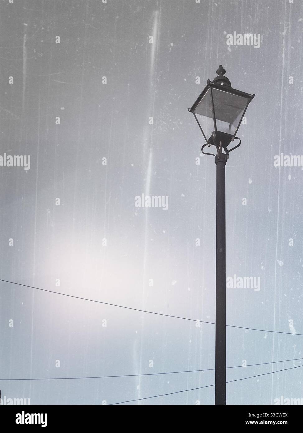 Lampada da strada vecchio stile con cielo grigio atmosferico Foto Stock