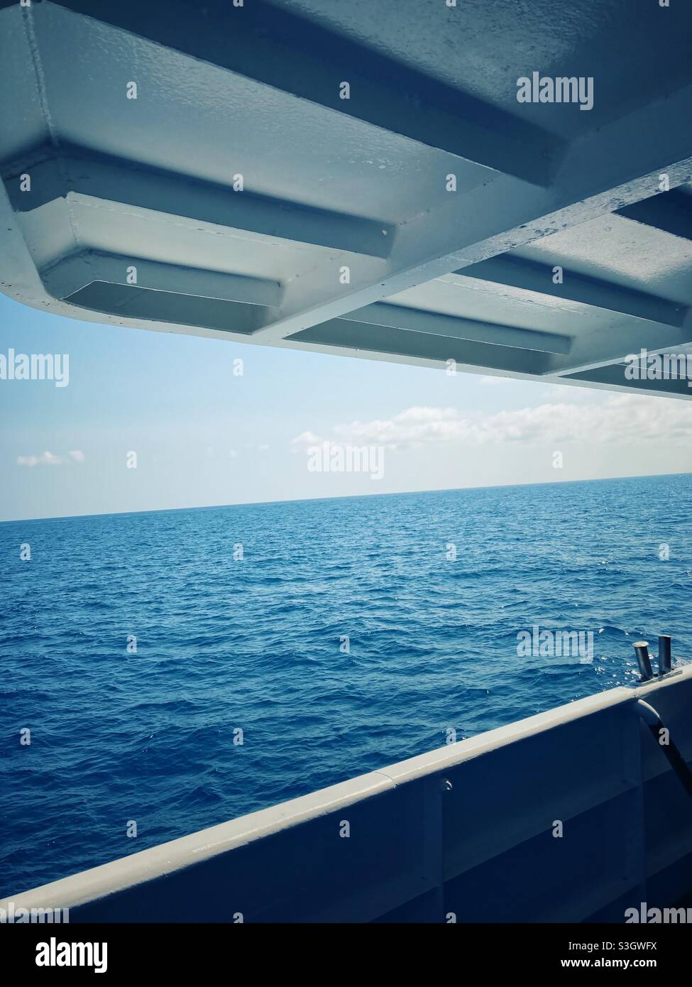 Una semplice composizione astratta di un tetto di ringhiera e ponte di una nave e di un orizzonte sul mare Adriatico, Italia Foto Stock