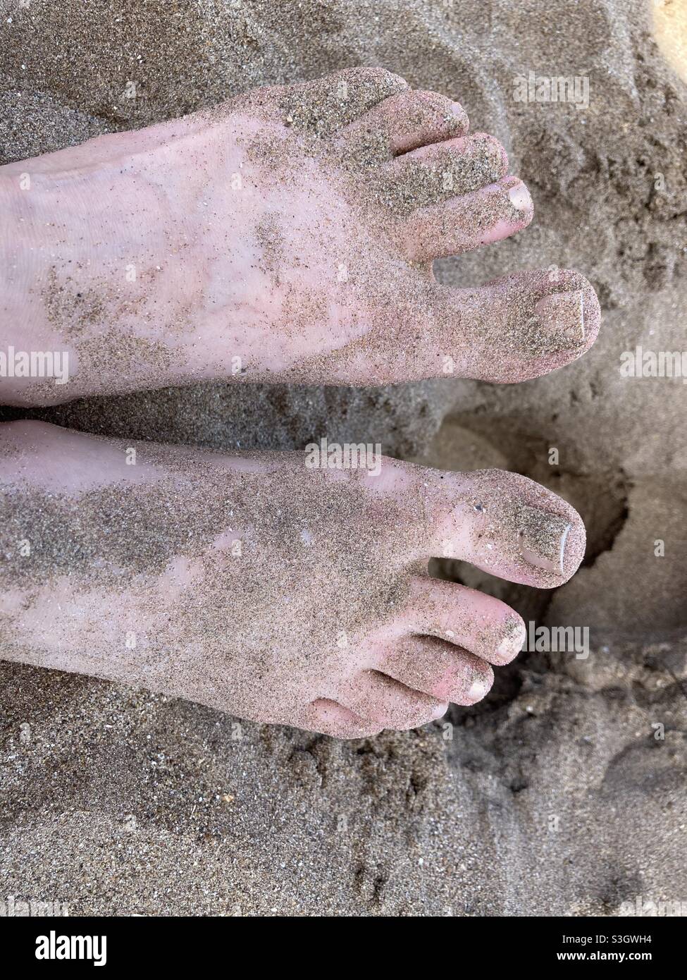 Piedi nella sabbia, Minehead spiaggia, estate 2021 - sabbia tra le dita dei piedi Foto Stock