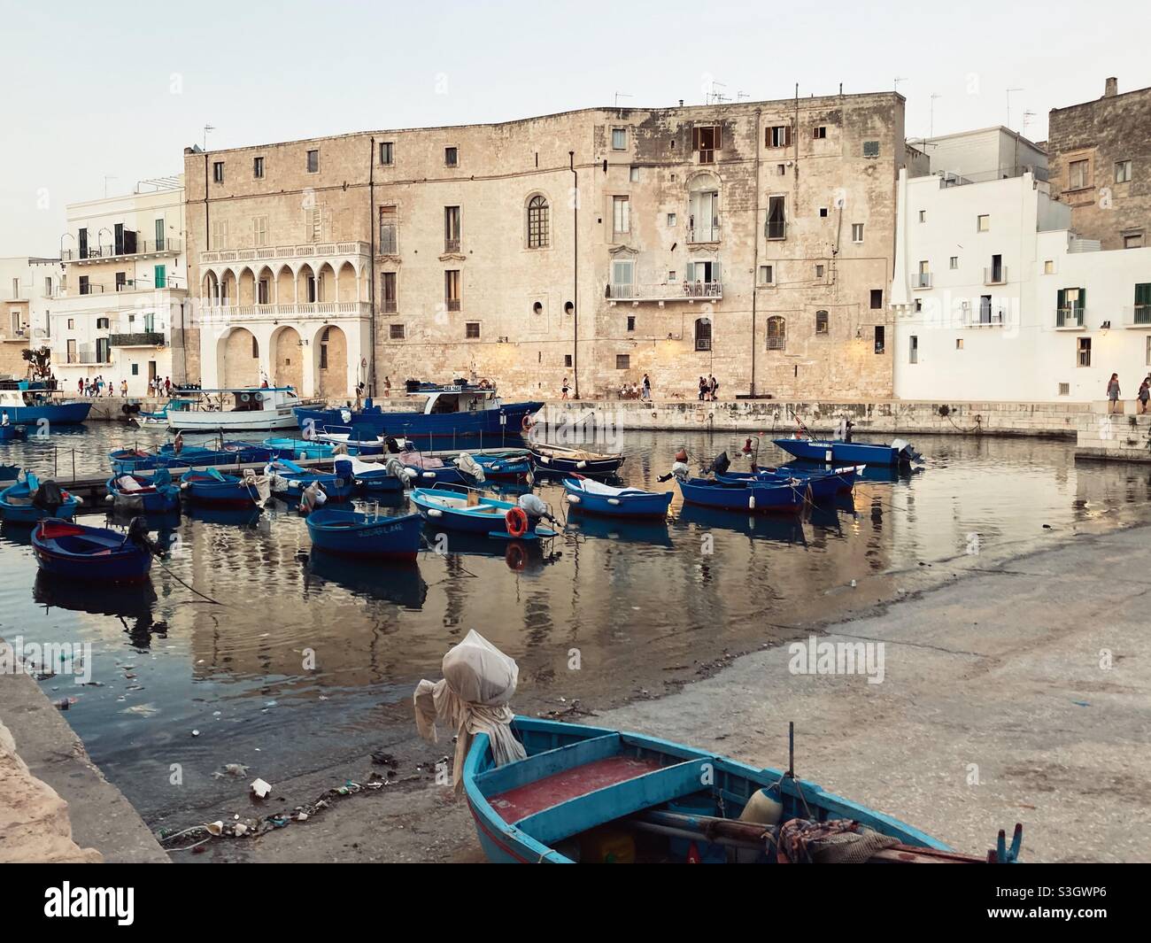 Piccole imbarcazioni da pesca nel porto di Monopoli, Puglia, Italia Foto Stock