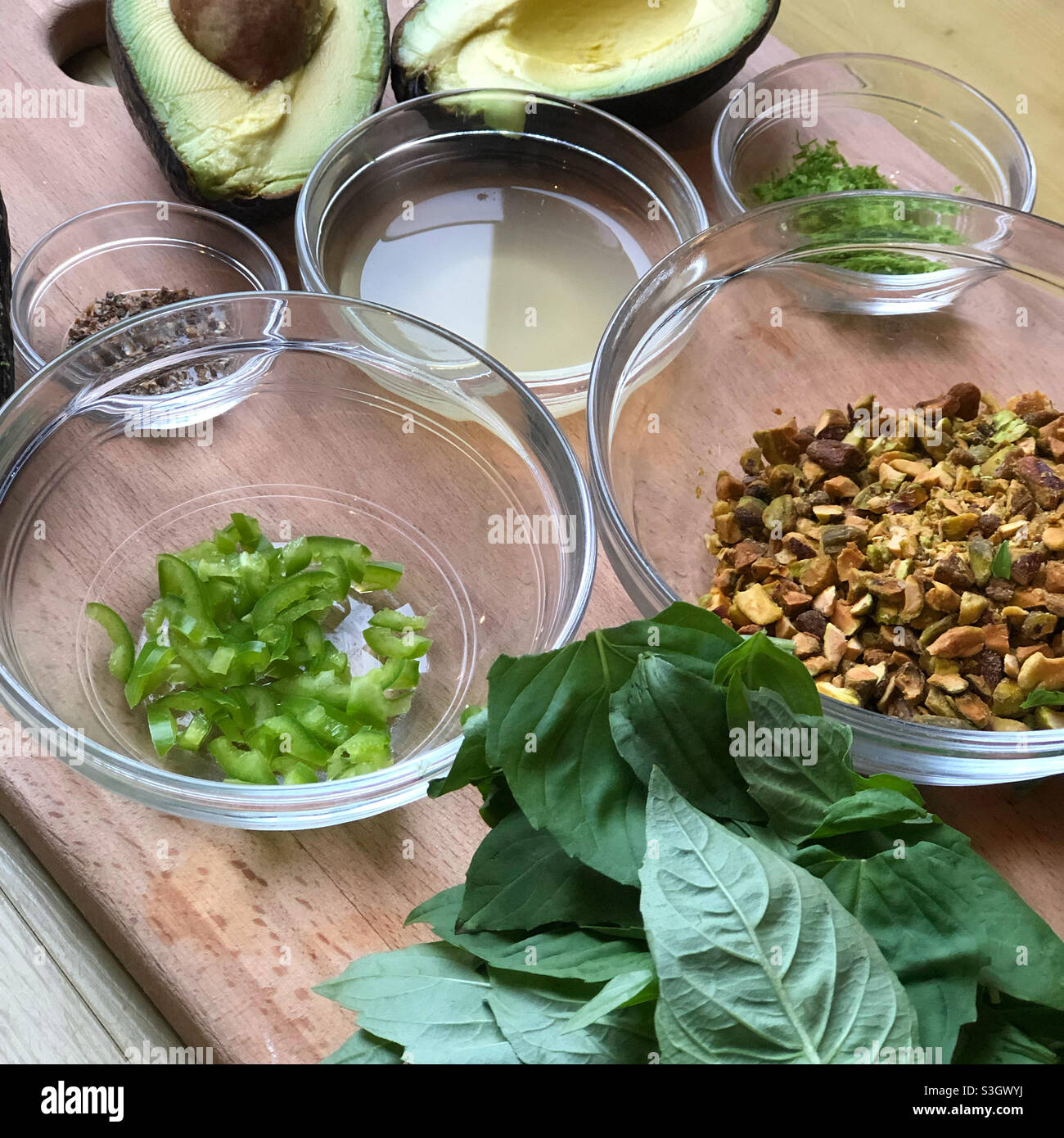 Mettere in luogo gli ingredienti per cucinare in ciotole di vetro Foto Stock