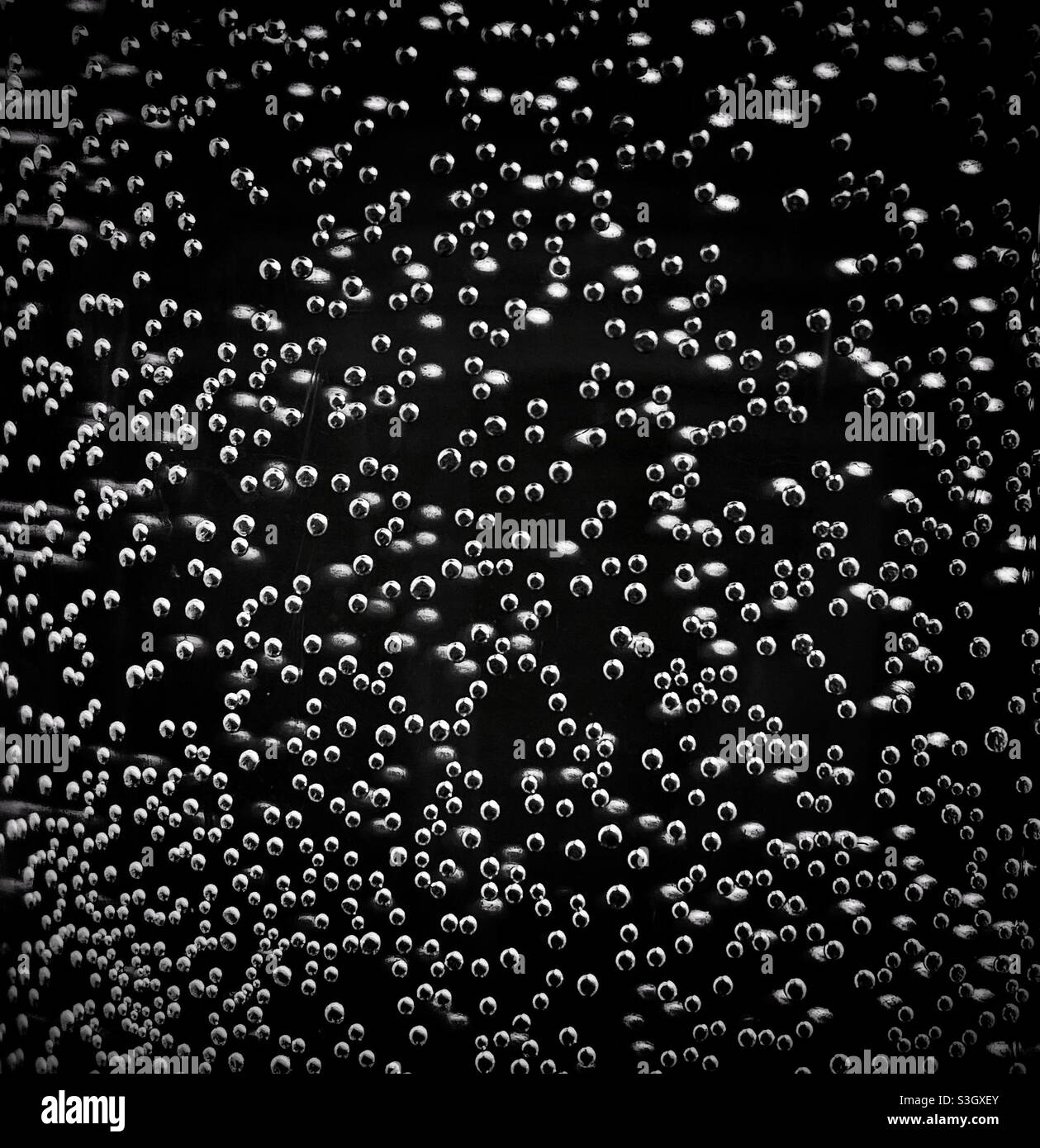 Piccole bolle all'interno dell'acqua. Un'immagine ravvicinata - macro - di una vista unica. Credito fotografico - ©️ COLIN HOSKINS. Foto Stock