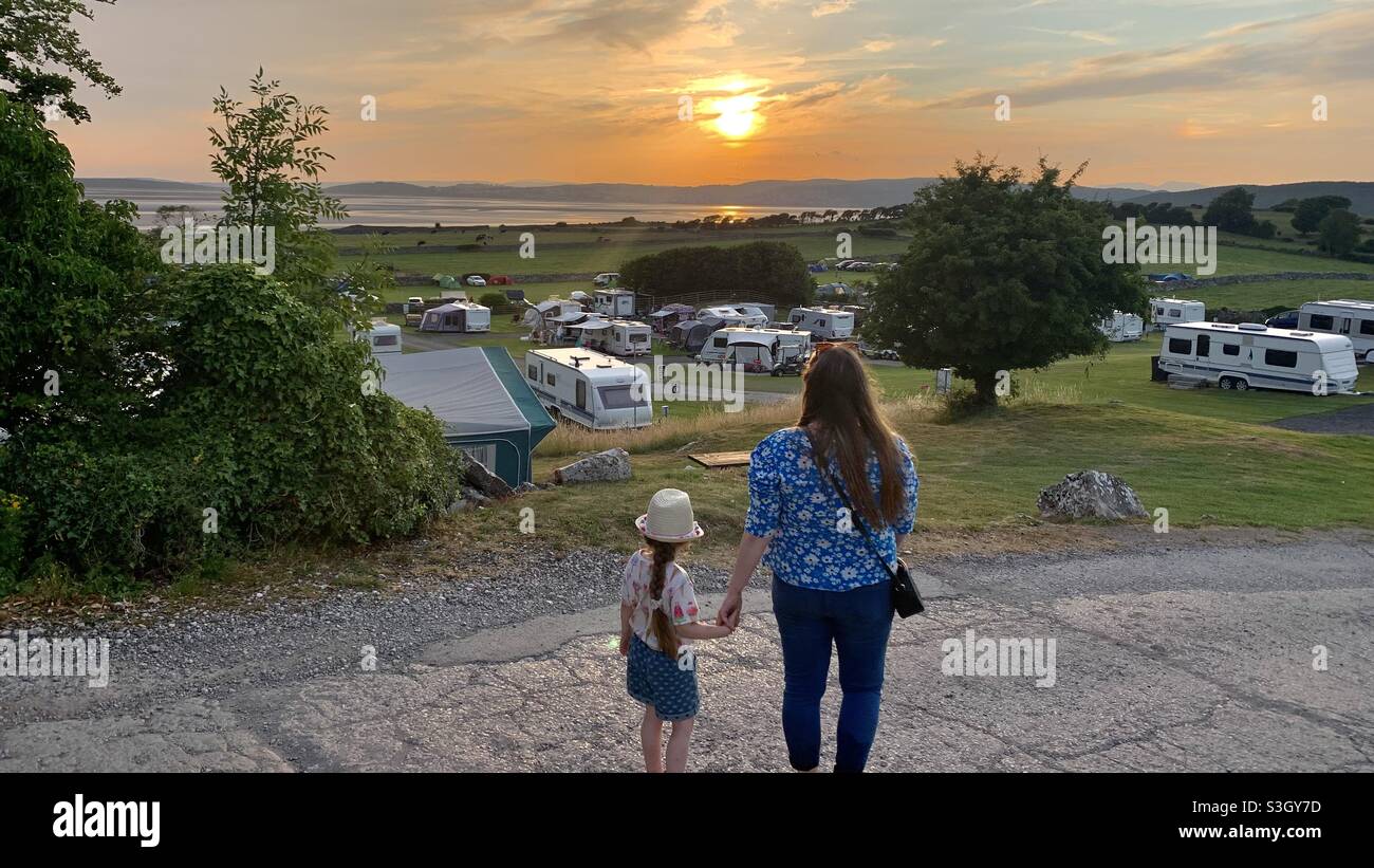 Mamma e figlia che guardano un tramonto in un parco turistico Foto Stock