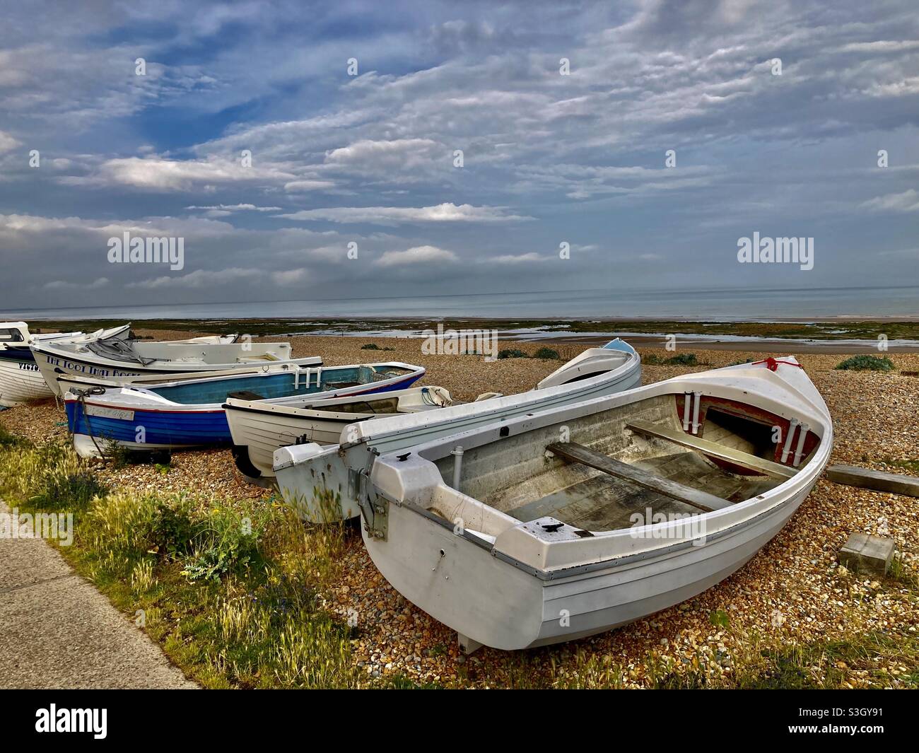 Barche sulla spiaggia di Pett Level Foto Stock