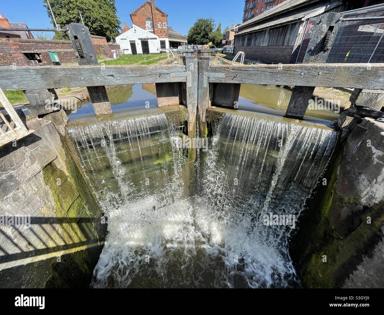 Fuoriuscita di acqua su una serie di cancelli di blocco sul canale Shropshire Union Foto Stock