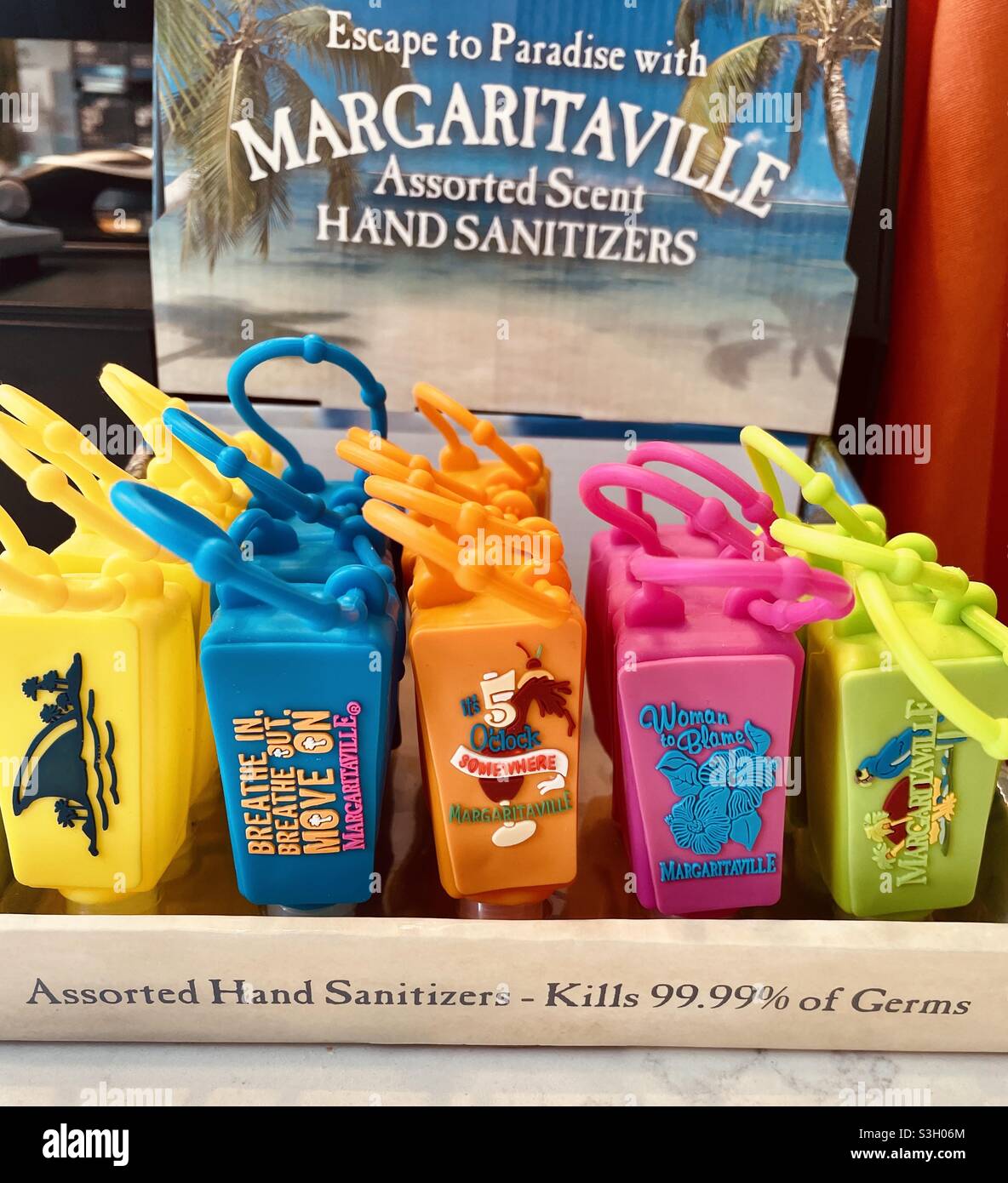Contenitori colorati e vibranti per disinfettanti per le mani in vendita presso Jimmy Buffett‘s Margaritaville resort Times Square, a New York, USA - Immagine stock catturata con smartphone