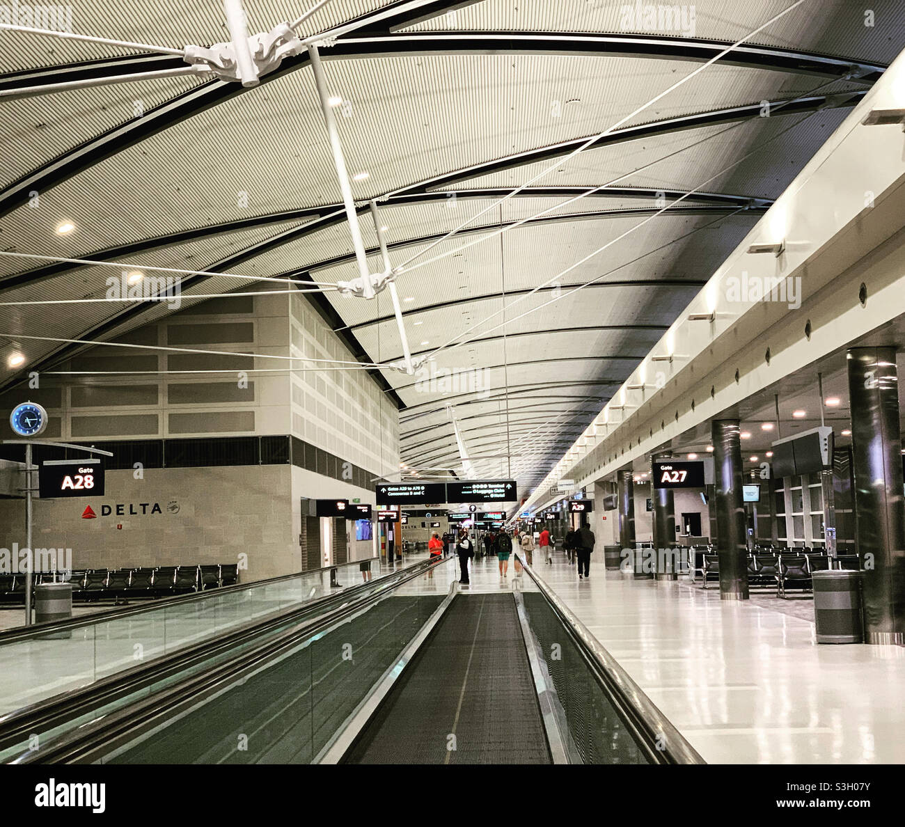 Detroit Metropolitan Wayne County Airport, Romulus, Michigan, Stati Uniti - Immagine stock catturata con smartphone