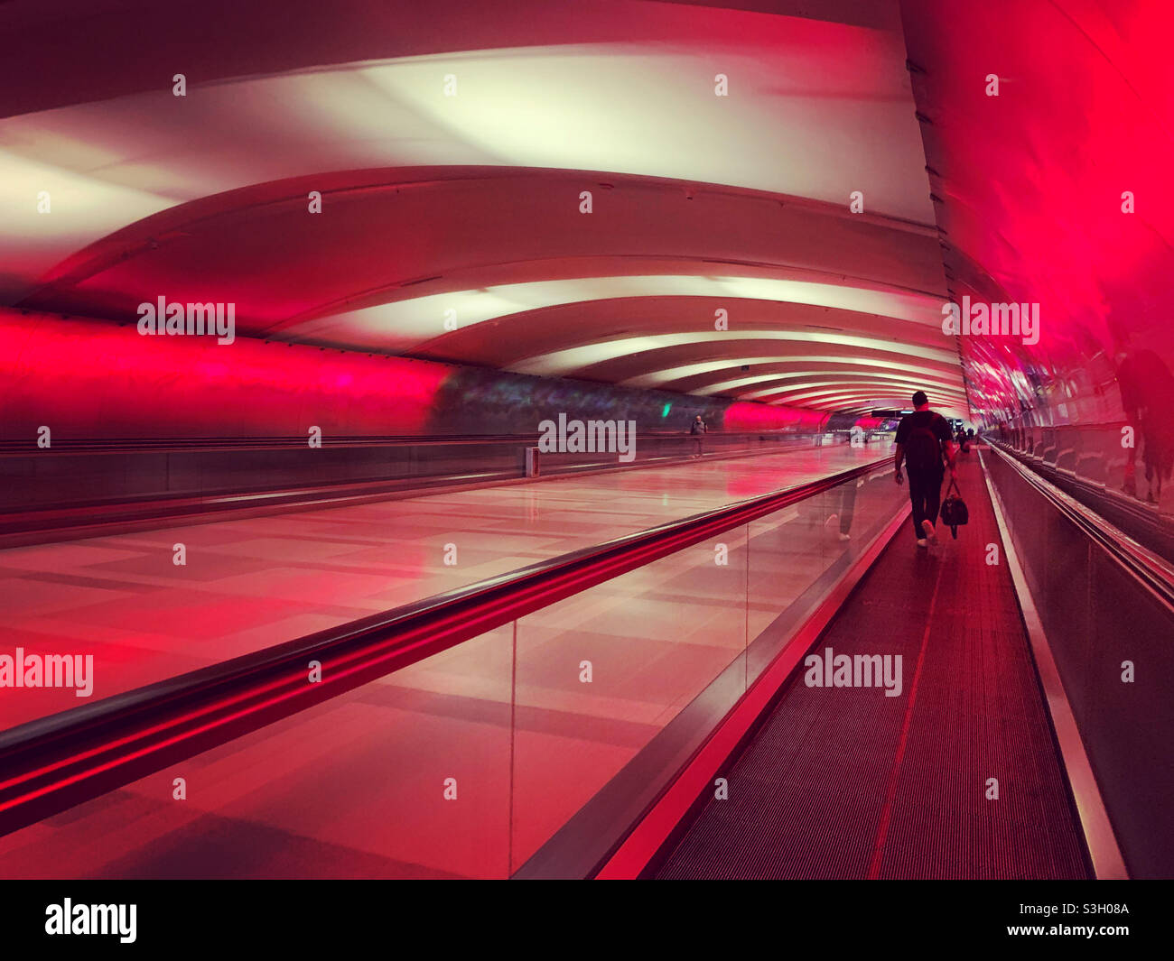 Tunnel LED, Terminal McNamara, Aeroporto Metropolitan Wayne County di Detroit, Romulus, Michigan, Stati Uniti - Immagine stock catturata con smartphone