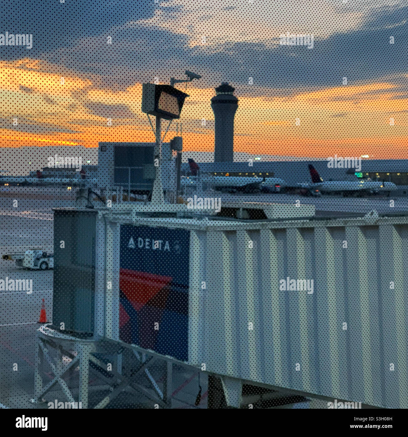Sunrise, Detroit Metropolitan Wayne County Airport, Romulus, Michigan, Stati Uniti - Immagine stock catturata con smartphone