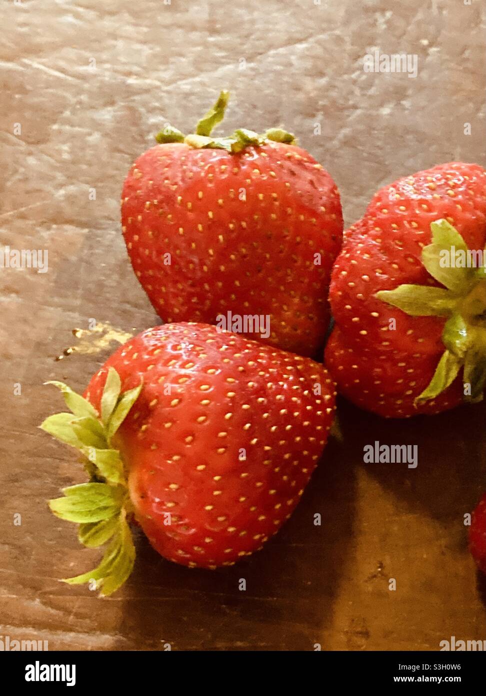 Strawberrys su macellaio antico blocco - Immagine stock catturata con smartphone