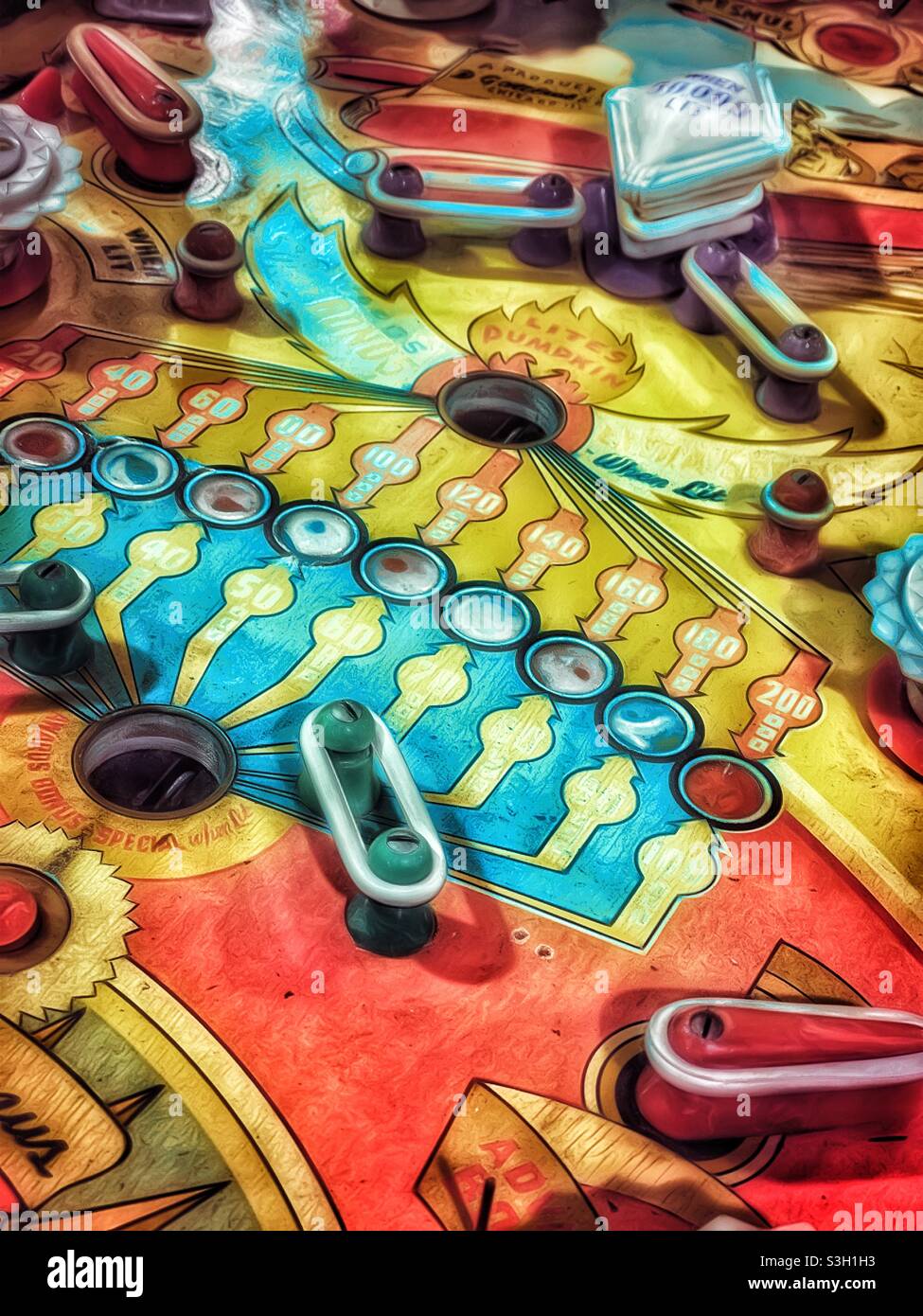 Immagine ravvicinata del campo di gioco colorato su un flipper retrò - Immagine stock catturata con smartphone