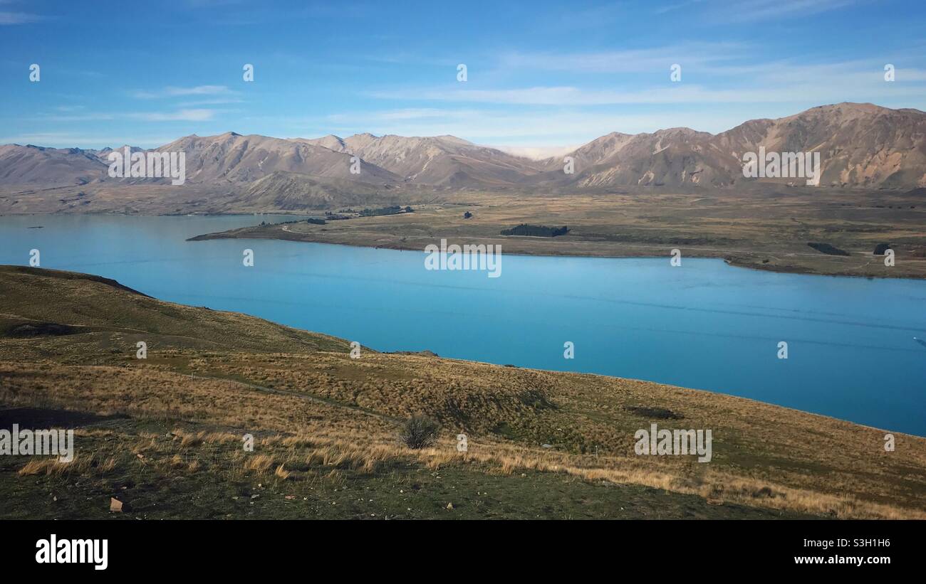 Una vista mozzafiato del lago Tekapo blu turchese dalla cima del Monte John in Nuova Zelanda durante l'autunno. Notevole lago di colore turchese Tekapo circondato dalle Alpi meridionali. Foto Stock