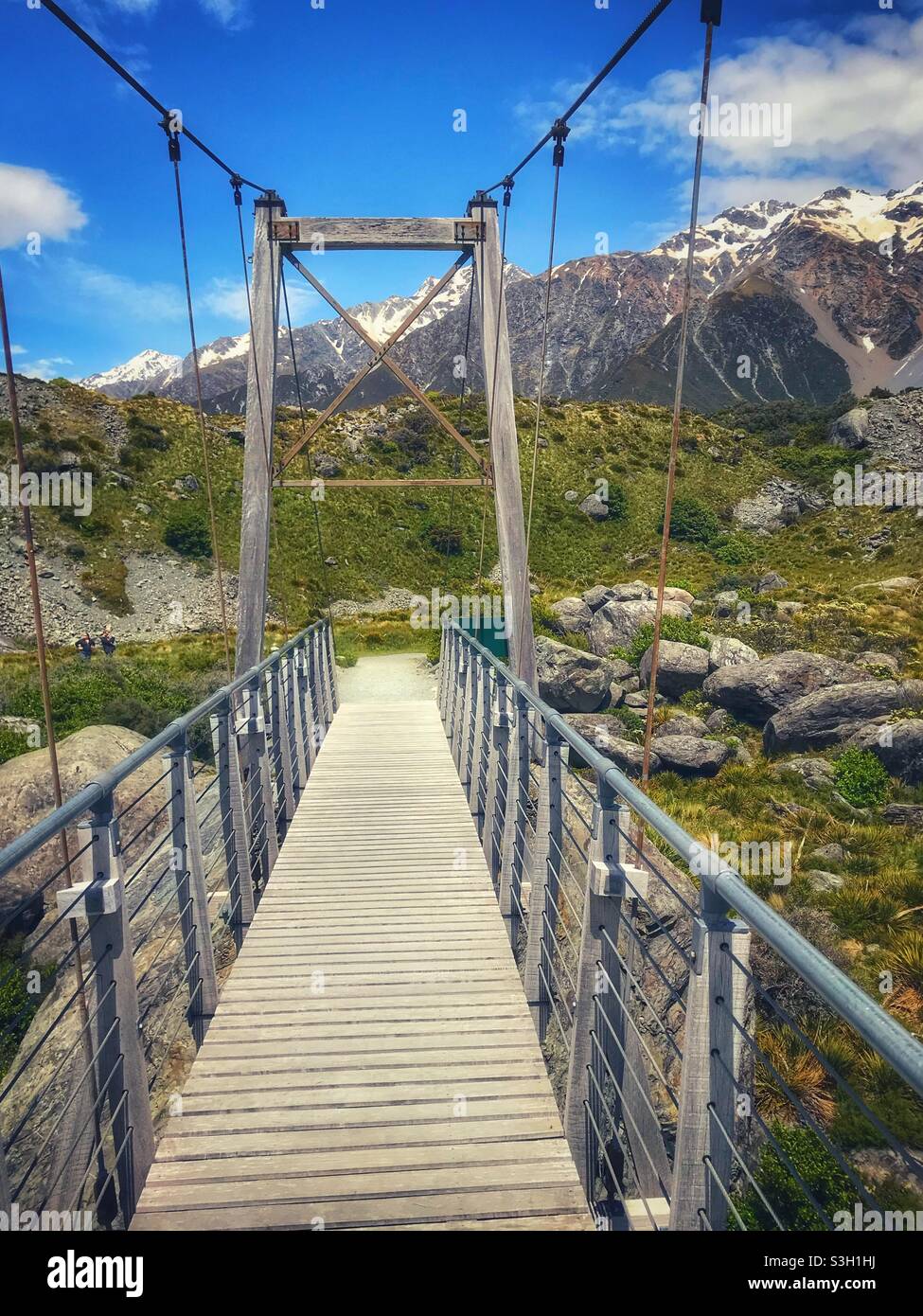 Swing bridge sul Hooker Valley Track nel Parco Nazionale Aoraki Mount Cook, nella regione di Canterbury, South Island, Nuova Zelanda Foto Stock